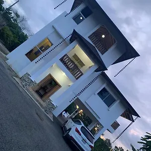 En Con Piscina Villa